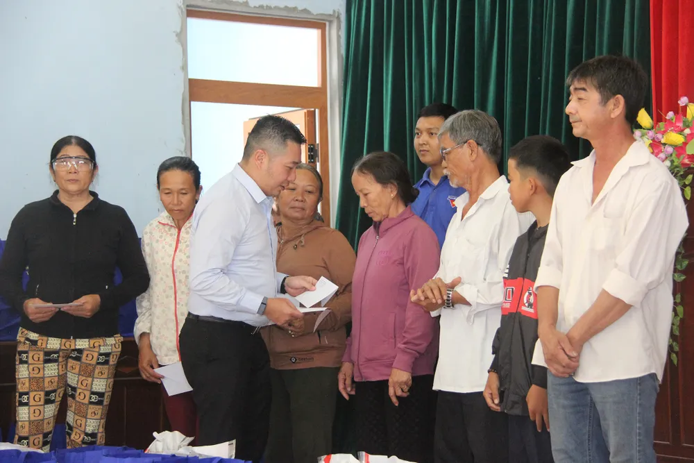 Lãnh đạo TPHCM trao quà cho người nghèo ở Bình Định ảnh 8