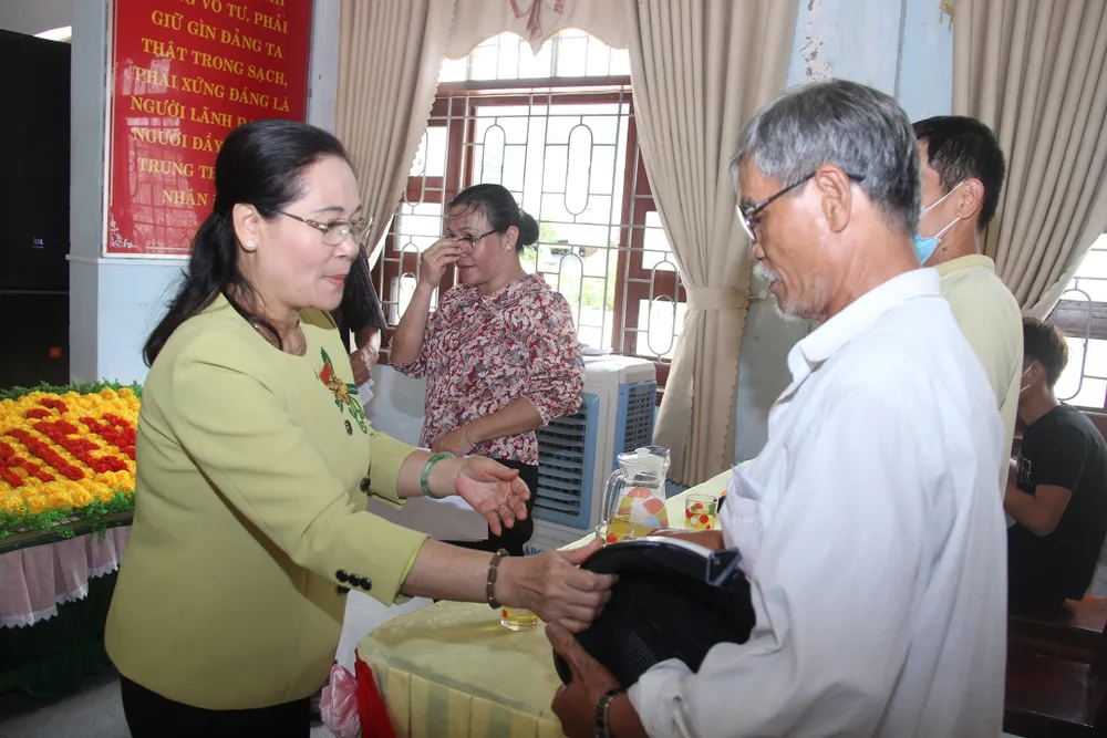 Lãnh đạo TPHCM trao quà cho người nghèo ở Bình Định ảnh 4