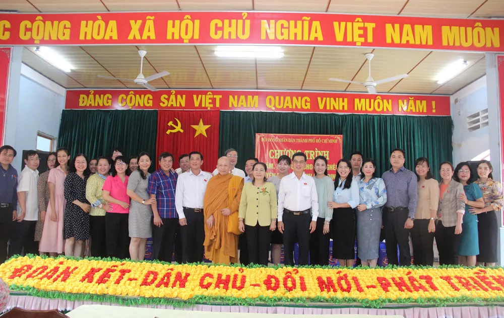 Lãnh đạo TPHCM trao quà cho người nghèo ở Bình Định ảnh 13