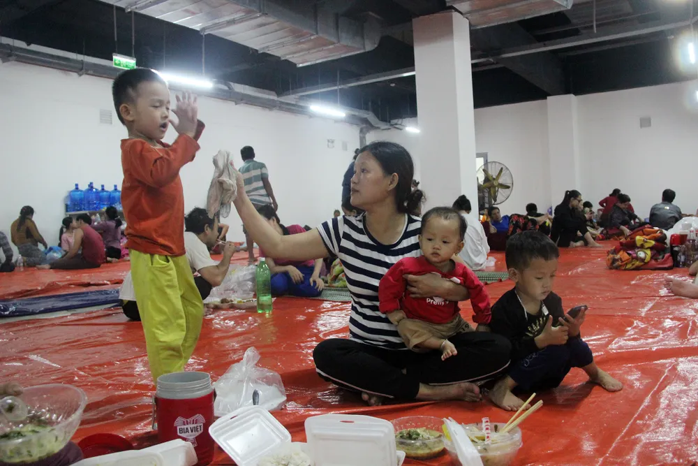 Bên trong khu trú bão đêm của 1.500 người dân ven biển Quảng Ngãi ảnh 15