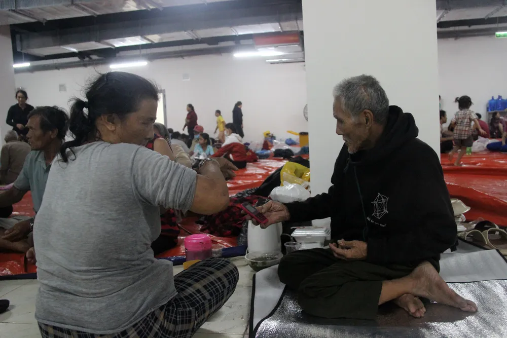 Bên trong khu trú bão đêm của 1.500 người dân ven biển Quảng Ngãi ảnh 10