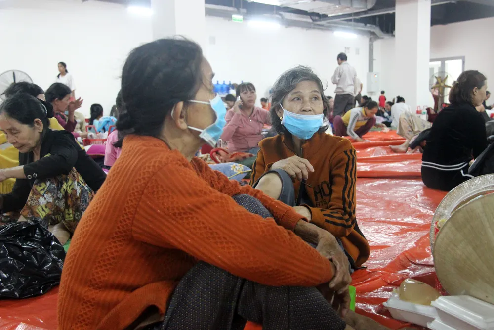 Bên trong khu trú bão đêm của 1.500 người dân ven biển Quảng Ngãi ảnh 14