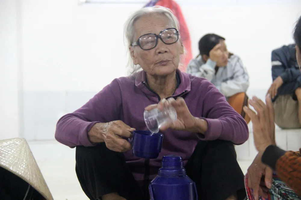 Bên trong khu trú bão đêm của 1.500 người dân ven biển Quảng Ngãi ảnh 4