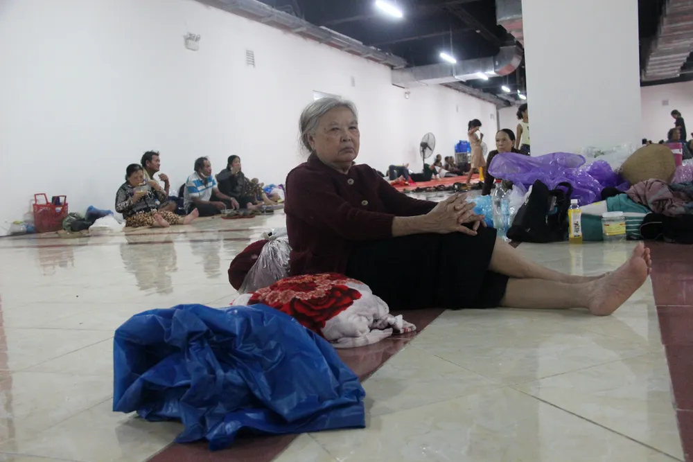 Bên trong khu trú bão đêm của 1.500 người dân ven biển Quảng Ngãi ảnh 11