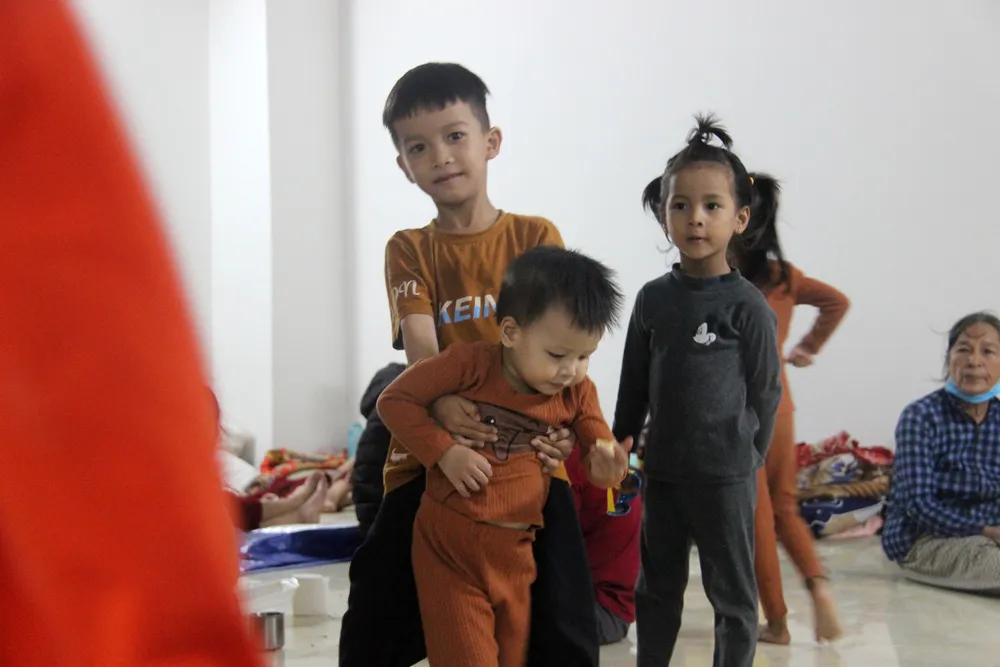 Bên trong khu trú bão đêm của 1.500 người dân ven biển Quảng Ngãi ảnh 6