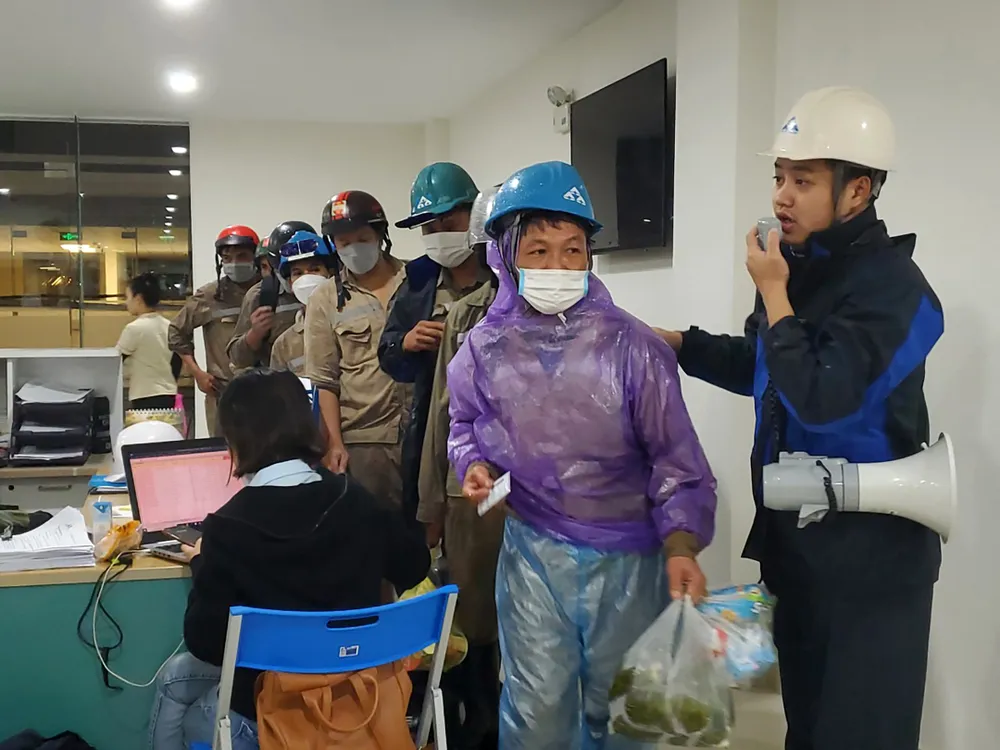 Bên trong khu trú bão đêm của 1.500 người dân ven biển Quảng Ngãi ảnh 19