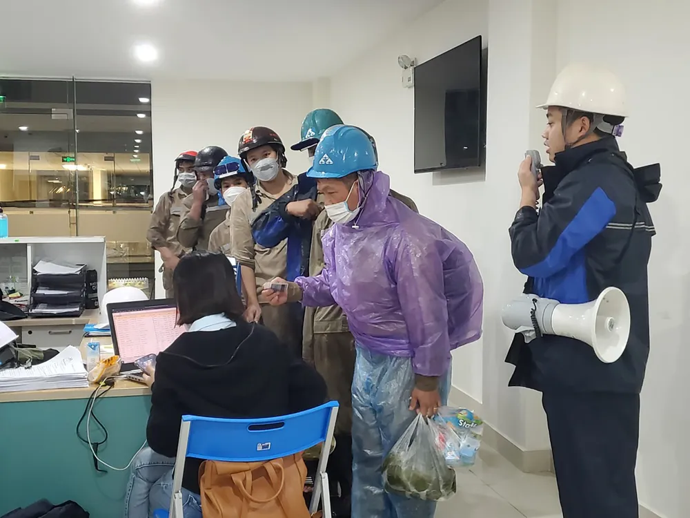 Bên trong khu trú bão đêm của 1.500 người dân ven biển Quảng Ngãi ảnh 17