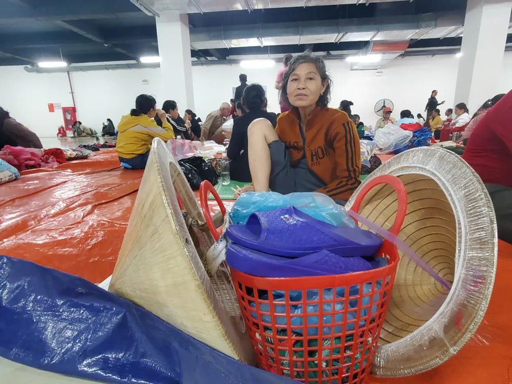 Bên trong khu trú bão đêm của 1.500 người dân ven biển Quảng Ngãi ảnh 8