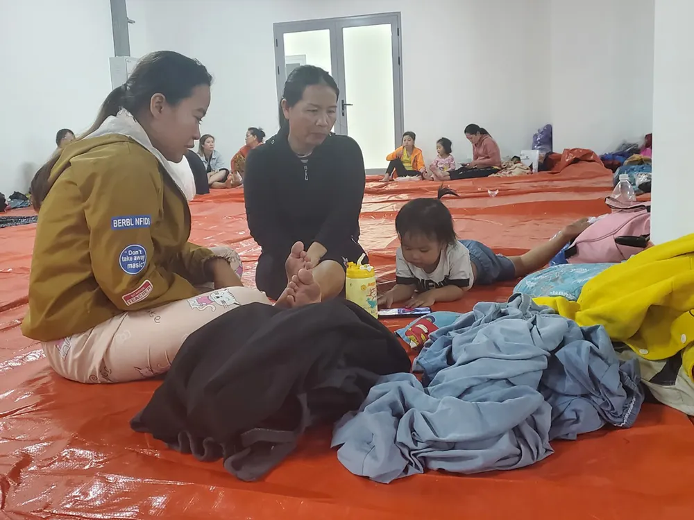 Bên trong khu trú bão đêm của 1.500 người dân ven biển Quảng Ngãi ảnh 7