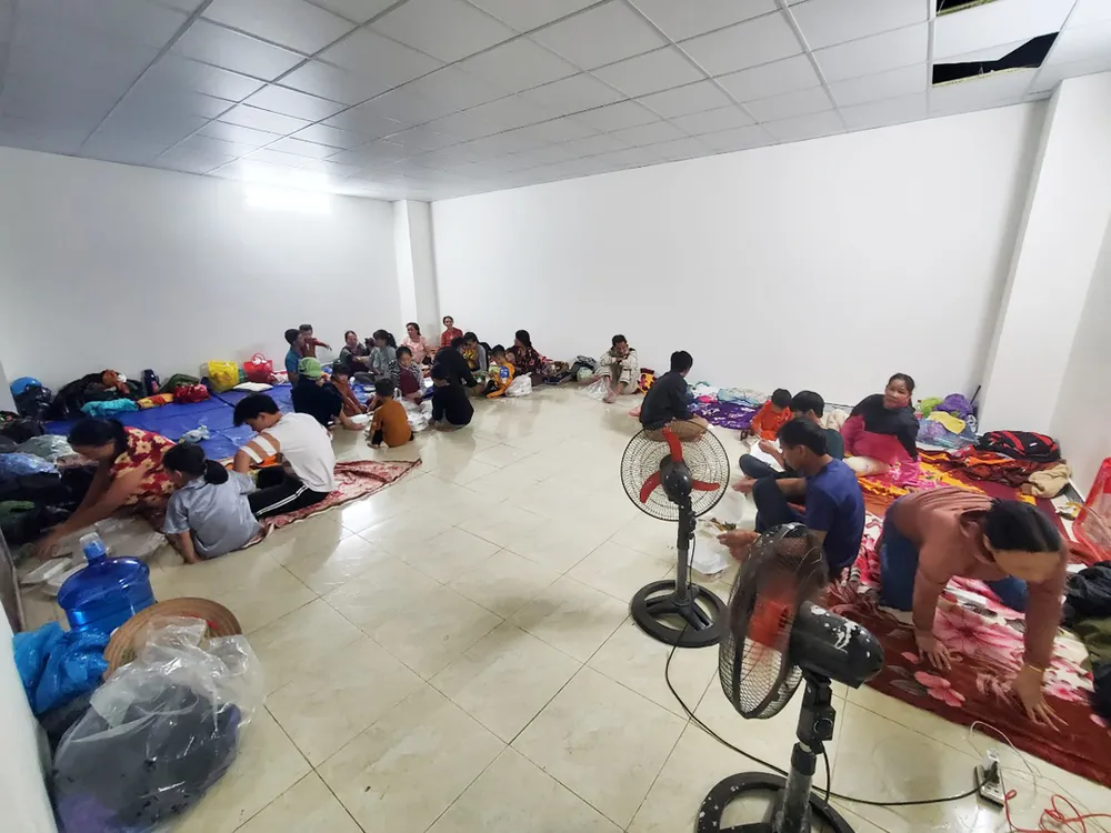 Bên trong khu trú bão đêm của 1.500 người dân ven biển Quảng Ngãi ảnh 9