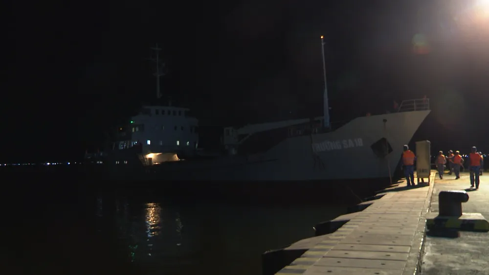 Cấp cứu kịp thời ngư dân bị nạn khi đánh bắt gần đảo Đá Tây ảnh 1