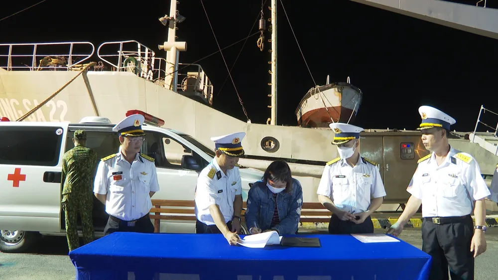 Cấp cứu kịp thời ngư dân bị nạn khi đánh bắt gần đảo Đá Tây ảnh 3