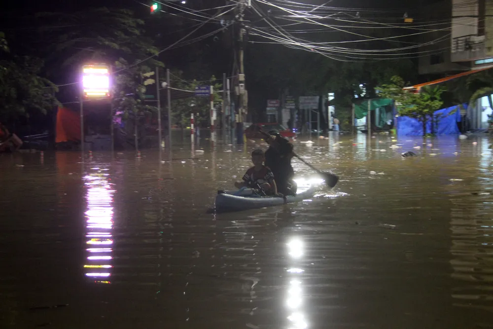Mưa như trút nước, nhiều khu dân cư tại Quy Nhơn chìm trong “biển nước“ ảnh 14