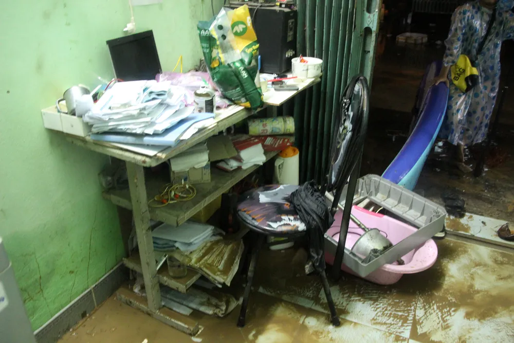 Mưa như trút nước, nhiều khu dân cư tại Quy Nhơn chìm trong “biển nước“ ảnh 8