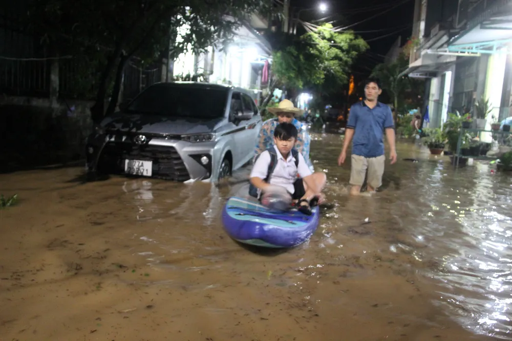 Mưa như trút nước, nhiều khu dân cư tại Quy Nhơn chìm trong “biển nước“ ảnh 15