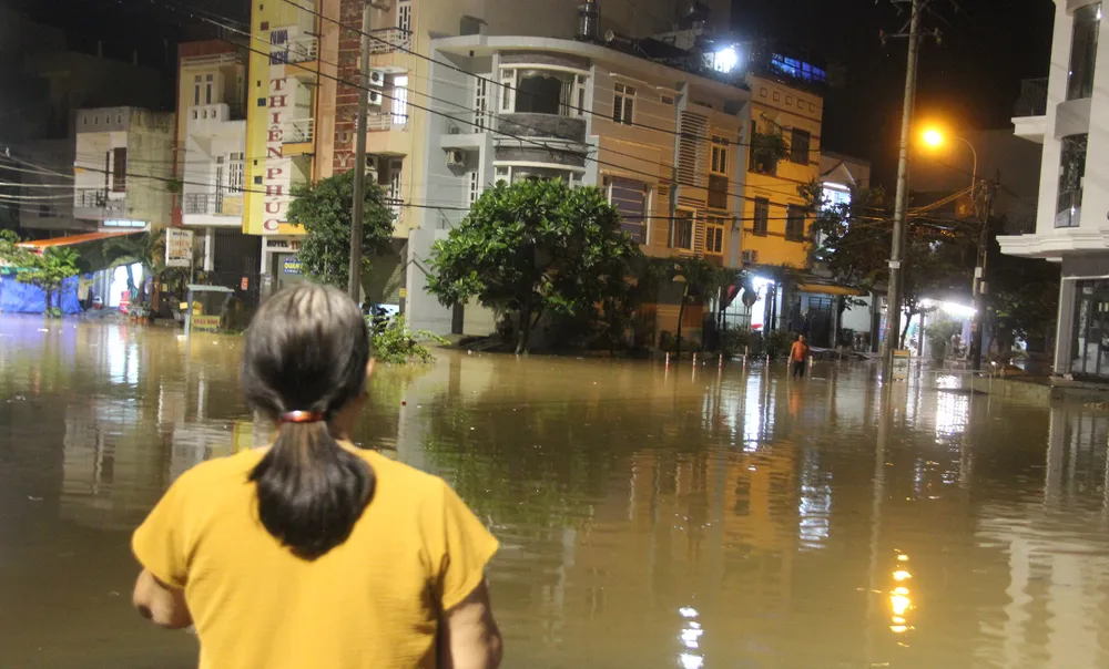 Mưa như trút nước, nhiều khu dân cư tại Quy Nhơn chìm trong “biển nước“ ảnh 2