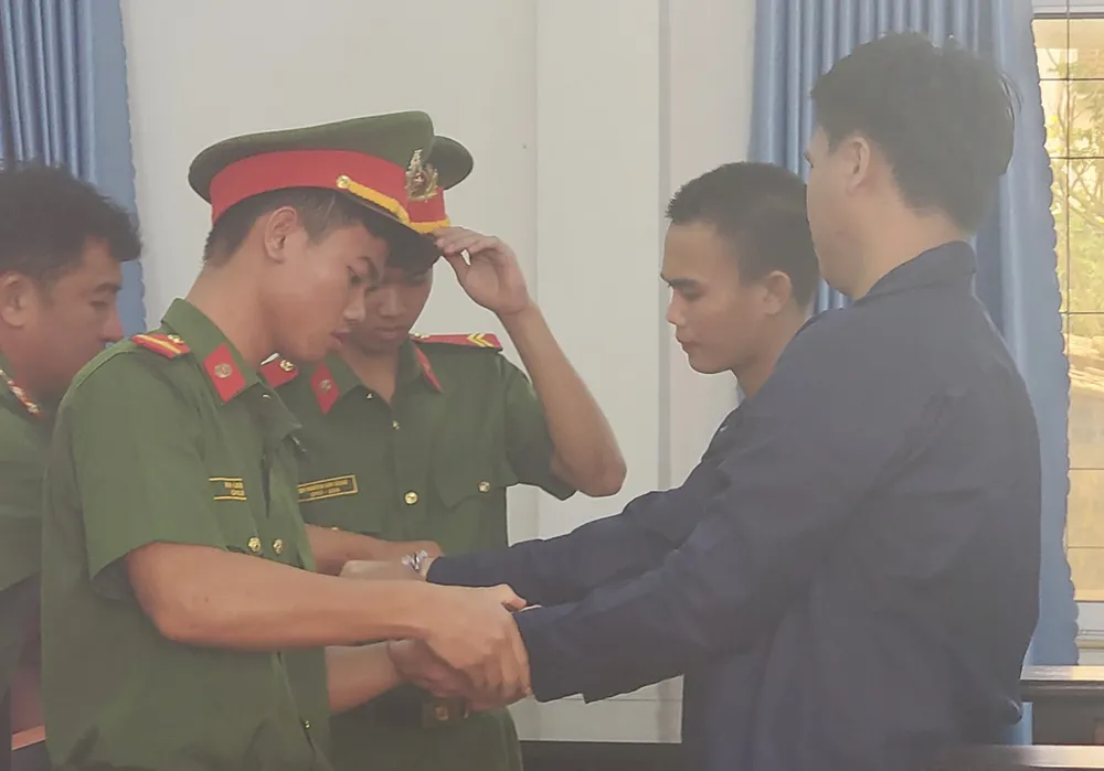 Ném “bom xăng” dọa giết cả nhà vợ cũ: 3 bị cáo lãnh án 6 năm tù ảnh 2