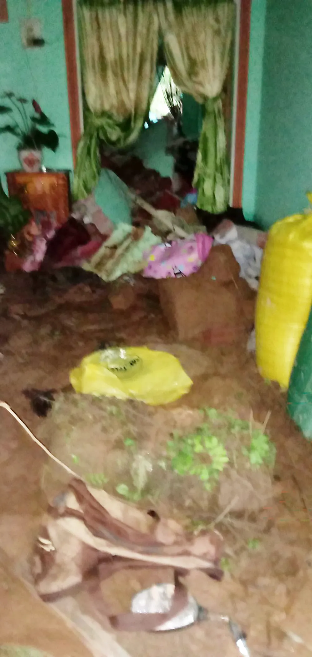 Sạt lở đất cuốn sập bức tường vùi lấp 2 mẹ con ở Phú Yên ảnh 2