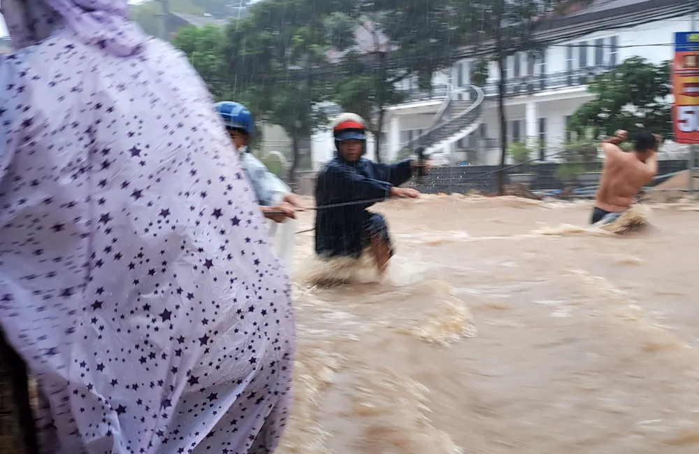  Bình Định: Mưa lớn khiến TP Quy Nhơn ngập nặng  ảnh 2