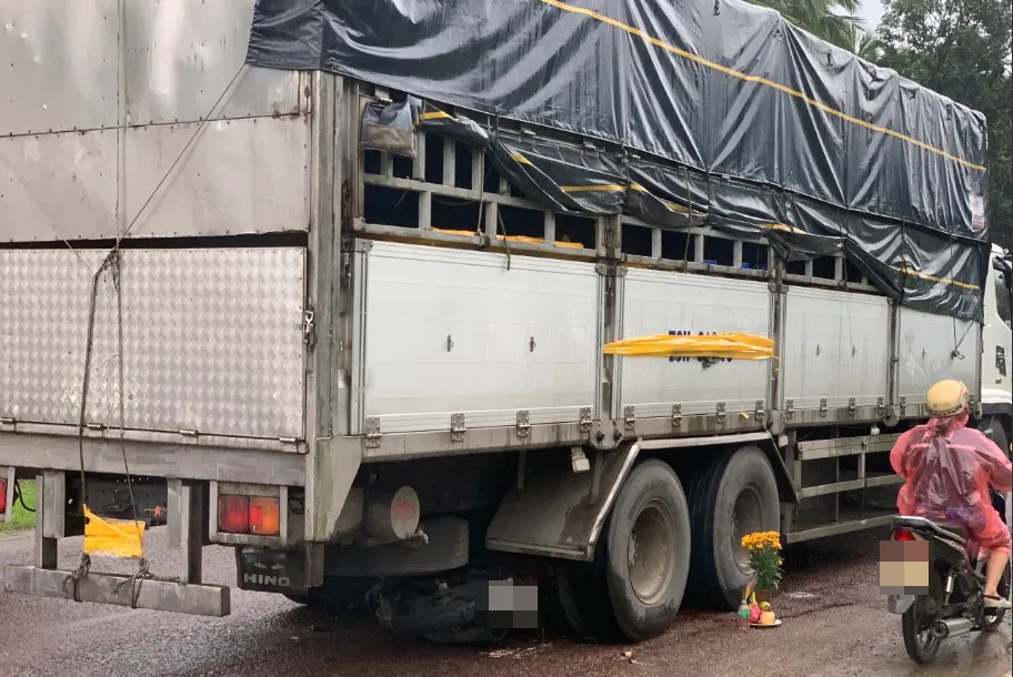 Xe tải va chạm xe máy, 3 người tử vong ảnh 1