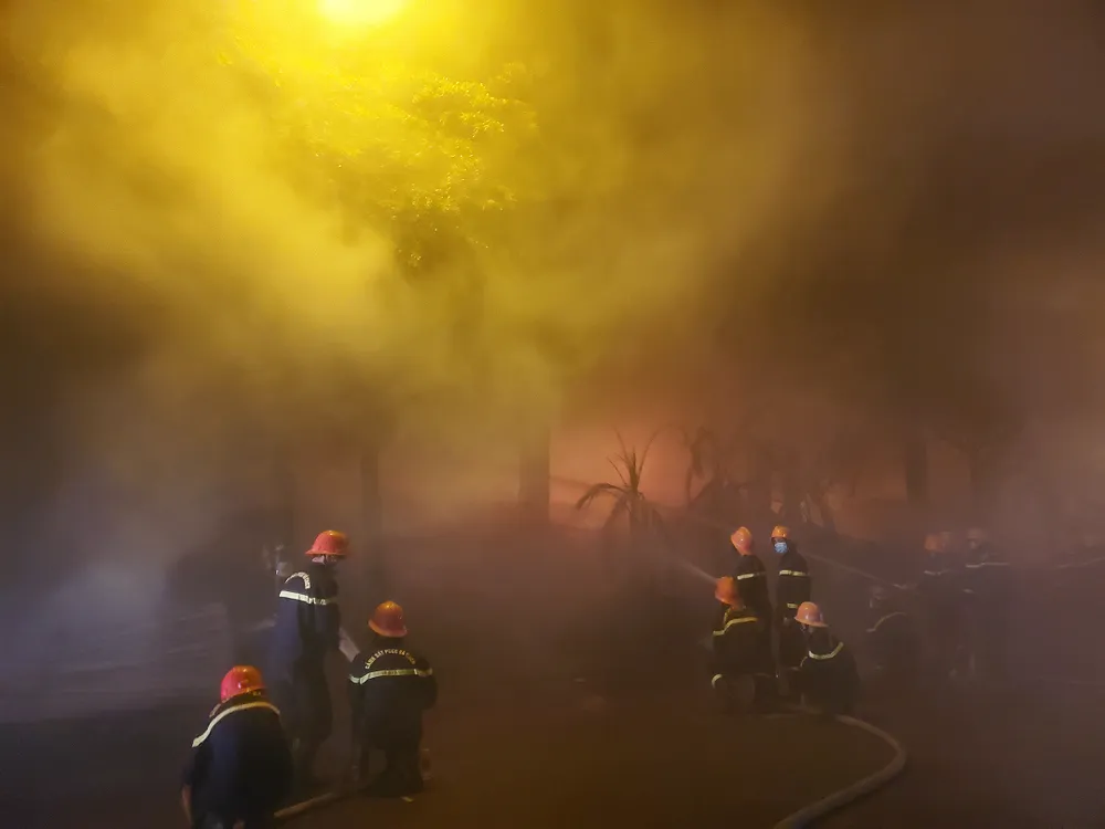 Hàng trăm chiến sĩ trắng đêm khống chế đám cháy lớn ở TP Quy Nhơn ảnh 10