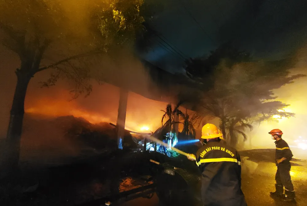 Hàng trăm chiến sĩ trắng đêm khống chế đám cháy lớn ở TP Quy Nhơn ảnh 7