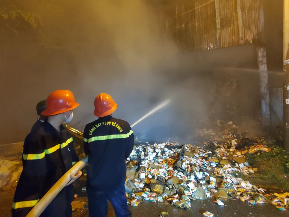 Hàng trăm chiến sĩ trắng đêm khống chế đám cháy lớn ở TP Quy Nhơn ảnh 17