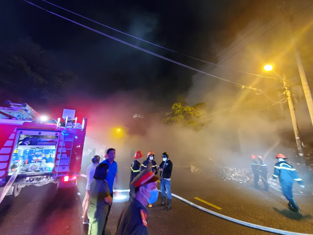 Hàng trăm chiến sĩ trắng đêm khống chế đám cháy lớn ở TP Quy Nhơn ảnh 15