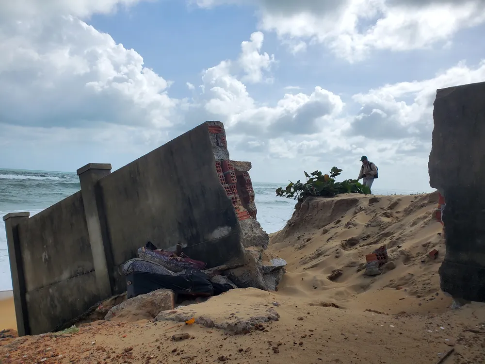 Sóng phá bờ biển Phù Mỹ (Bình Định): Dân thấp thỏm lo mất nhà, mất đất ảnh 4