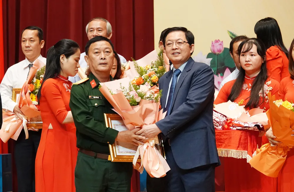 Bí thư Tỉnh ủy Bình Định Hồ Quốc Dũng trao hoa tuyên dương tập thể, cá nhân tiêu biểu phòng chống dịch Covid-19