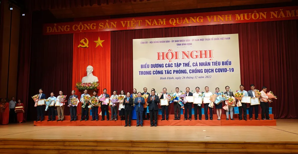 Lãnh đạo Tỉnh ủy, UBND tỉnh Bình Định trao bằng khen tuyên dương tập thể, cá nhân tiêu biểu trong phòng chống dịch