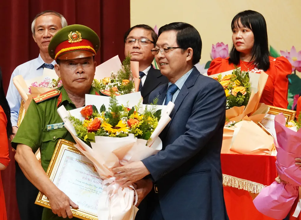 Bí thư Tỉnh ủy Bình Định Hồ Quốc Dũng trao bằng khen tuyên dương tập thể Công an tỉnh Bình Định