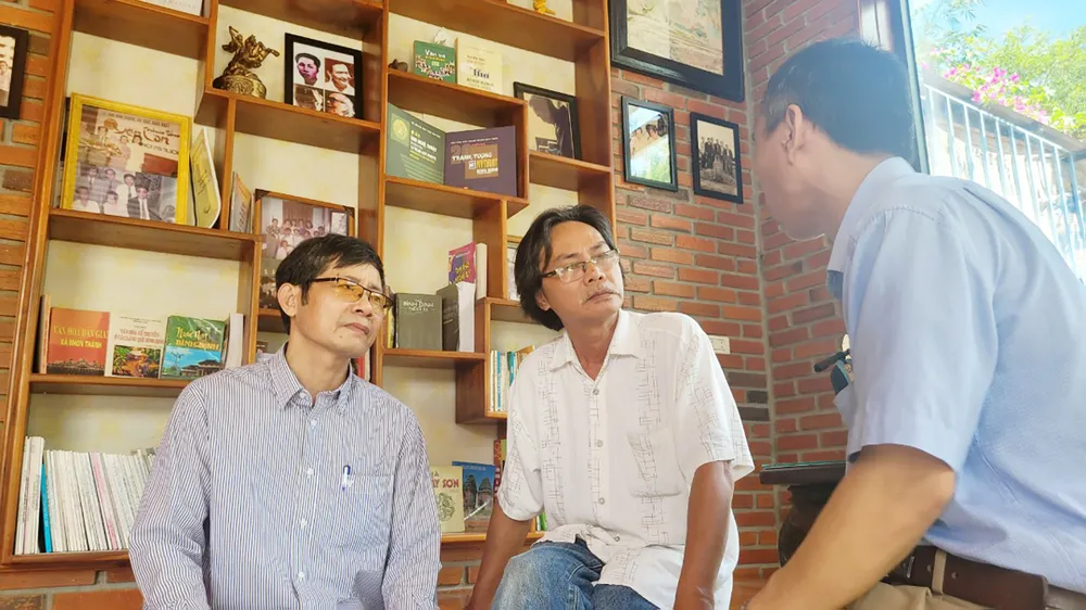 Văn nghệ sĩ tham quan, trò chuyện tại Nhà lưu niệm thi sĩ Yến Lan