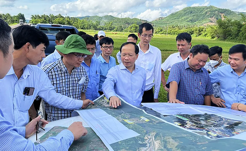 Trước đó, Bộ GTVT cùng các đơn vị chức năng kiểm tra thực địa cao tốc Bắc - Nam phía Đông tỉnh Phú Yên. Ảnh: CTV Trước đó, Bộ GTVT cùng các đơn vị chức năng kiểm tra thực địa cao tốc Bắc - Nam phía Đông tỉnh Phú Yên. Ảnh: CTV