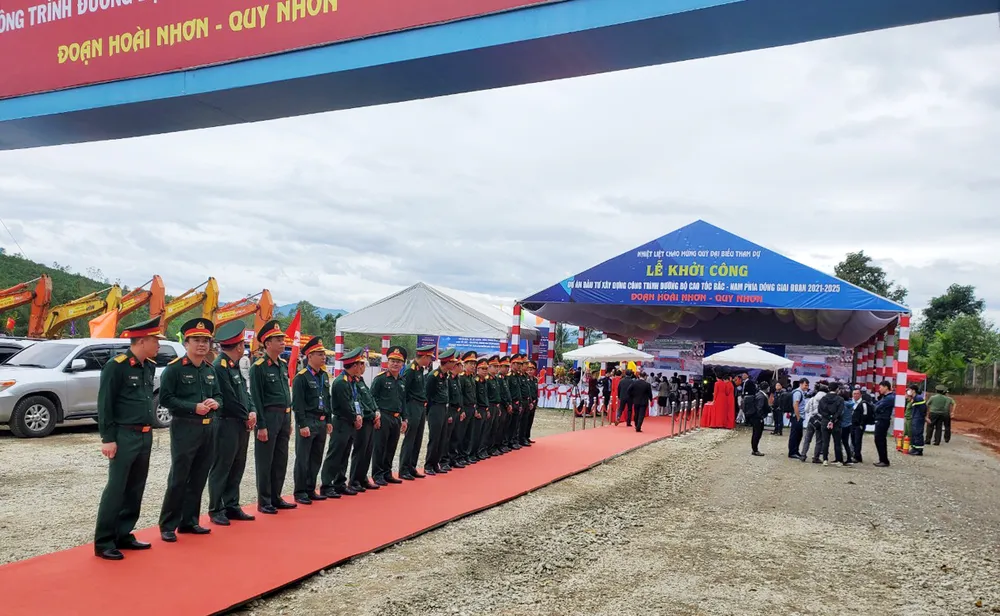 Công tác chuẩn bị lễ khởi công tại điểm cầu tỉnh Bình Định. Ảnh: NGỌC OAI Công tác chuẩn bị lễ khởi công tại điểm cầu tỉnh Bình Định. Ảnh: NGỌC OAI