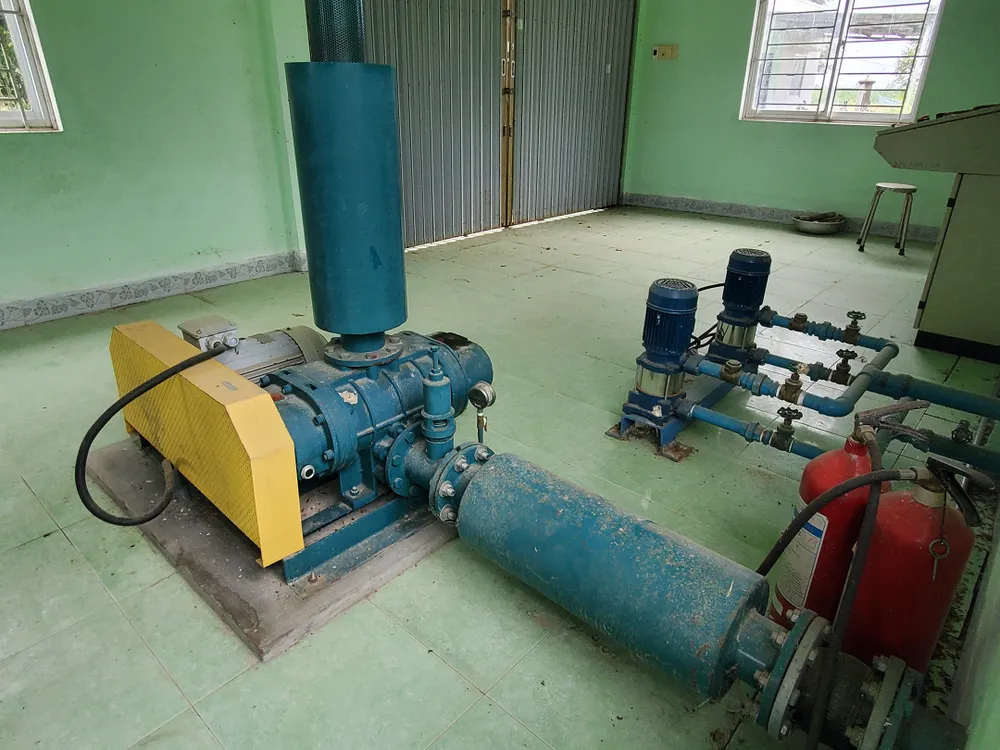 Máy móc bên trong nhà máy nước sạch thị trấn Vân Canh mới đầu tư bỏ hoang lãng phí