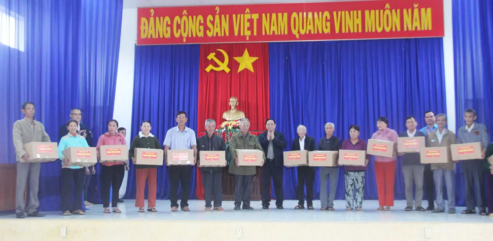 Thủ tướng Chính phủ cùng các đồng chí lãnh đạo trao quà Tết cho người dân ảnh hưởng dự án cao tốc ở Hòa Tân Đông