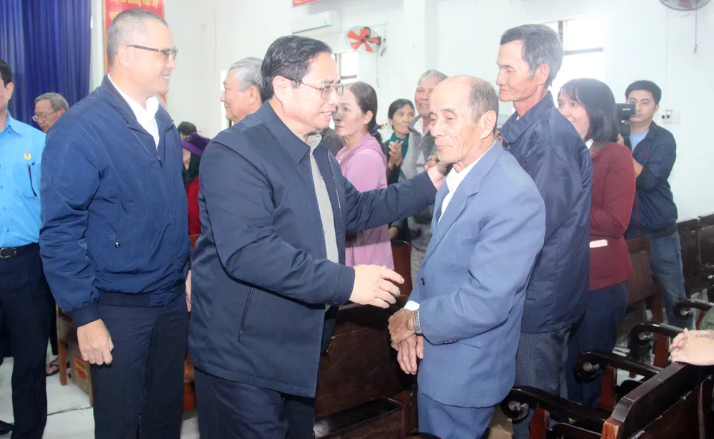 Thủ tướng thăm hỏi, động viên người dân ảnh hưởng bởi cao tốc Bắc - Nam phía Đông