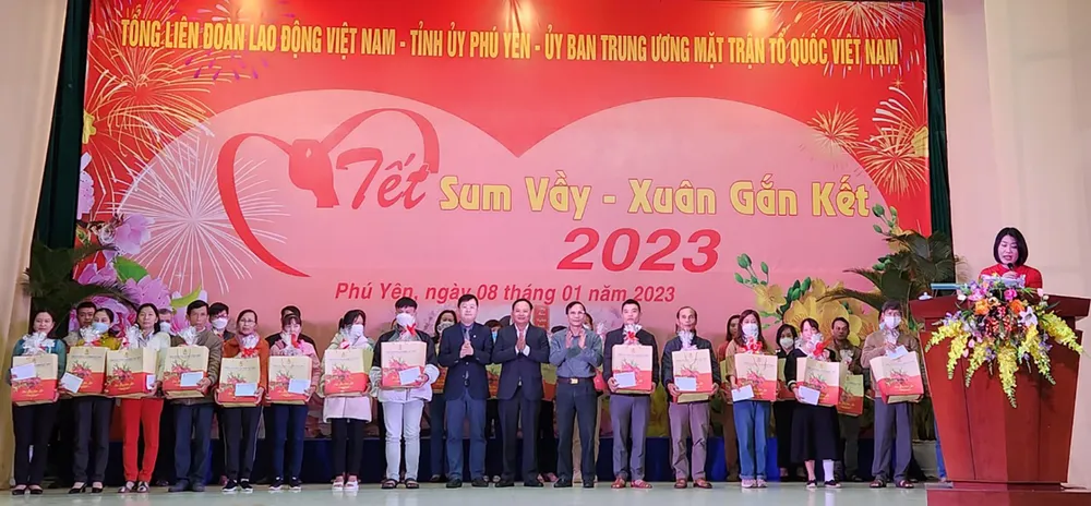 Trao quà cho công nhân, người lao động