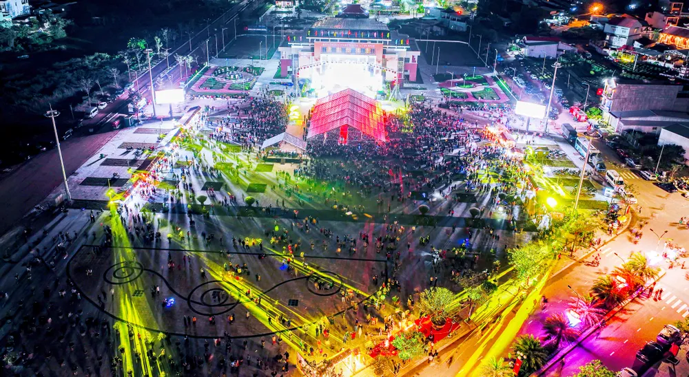 Hàng chục ngàn người đến tham gia, hưởng ứng tại lễ hội mai vàng An Nhơn. Ảnh: DŨNG NHÂN Hàng chục ngàn người đến tham gia, hưởng ứng tại lễ hội mai vàng An Nhơn. Ảnh: DŨNG NHÂN