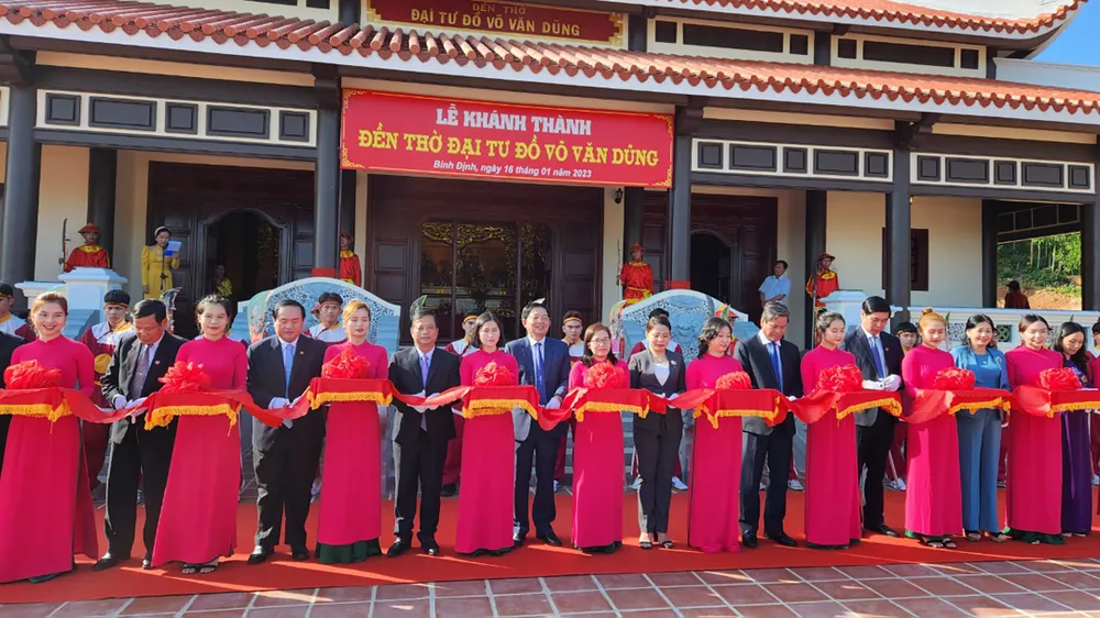 Lãnh đạo tỉnh Bình Định cắt băng khánh thành Đền thờ Đại tư đồ Võ Văn Dũng