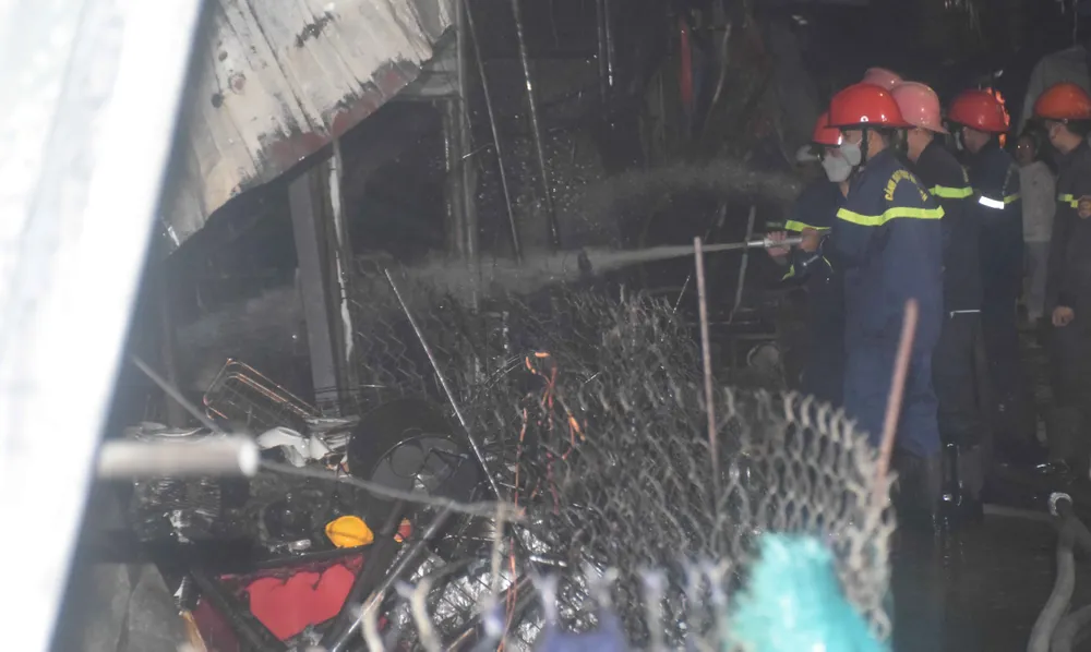 Đến khoảng 2 giờ 30 phút sáng ngọn lửa được khống chế