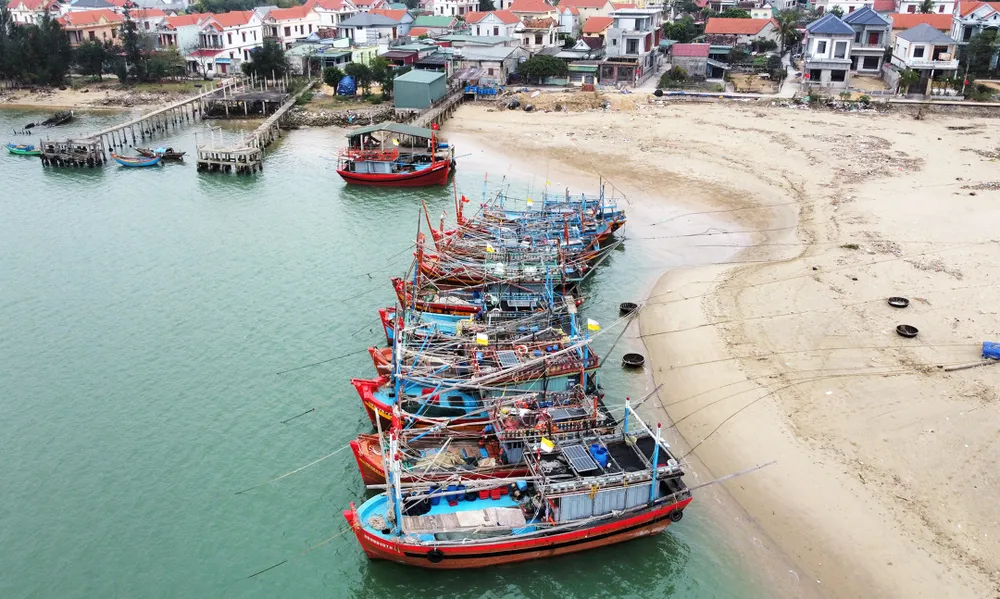 Làng biển Tân Mỹ (thị xã Ba Đồn, Quảng Bình) đang vươn mình giàu có, sung túc bên biển. Ảnh: NGỌC OAI
