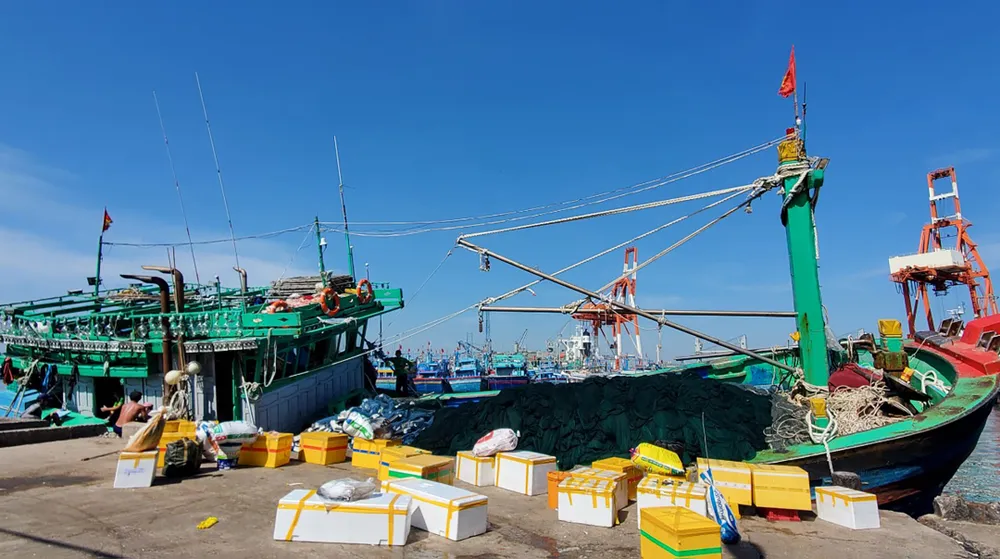 Tàu cá ngư dân thị xã Hoài Nhơn chuẩn bị nhu yếu phẩm, lương thực vươn khơi cuối năm. Ảnh: NGỌC OAI