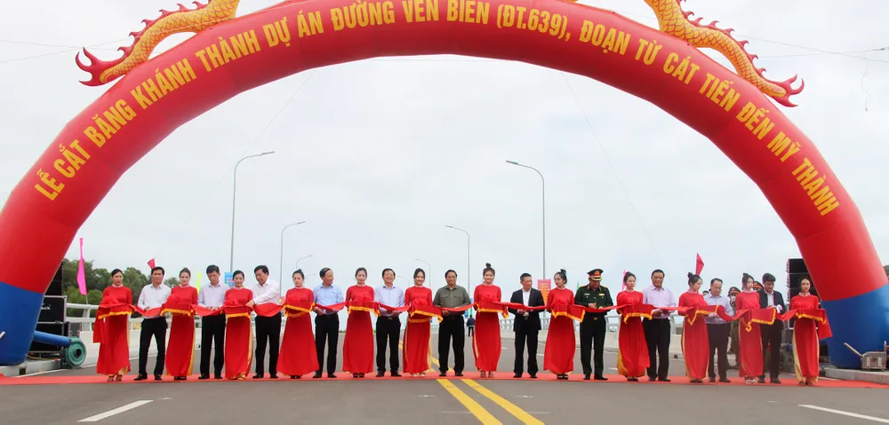 Thủ tướng cùng các đồng chí lãnh đạo cắt băng khánh thành tuyến đường biển từ Cát Tiến - Mỹ Thành