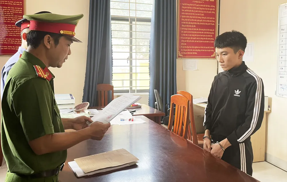 Công an đọc lệnh bắt tạm giam 4 tháng đối với Huỳnh Thanh Nhơn