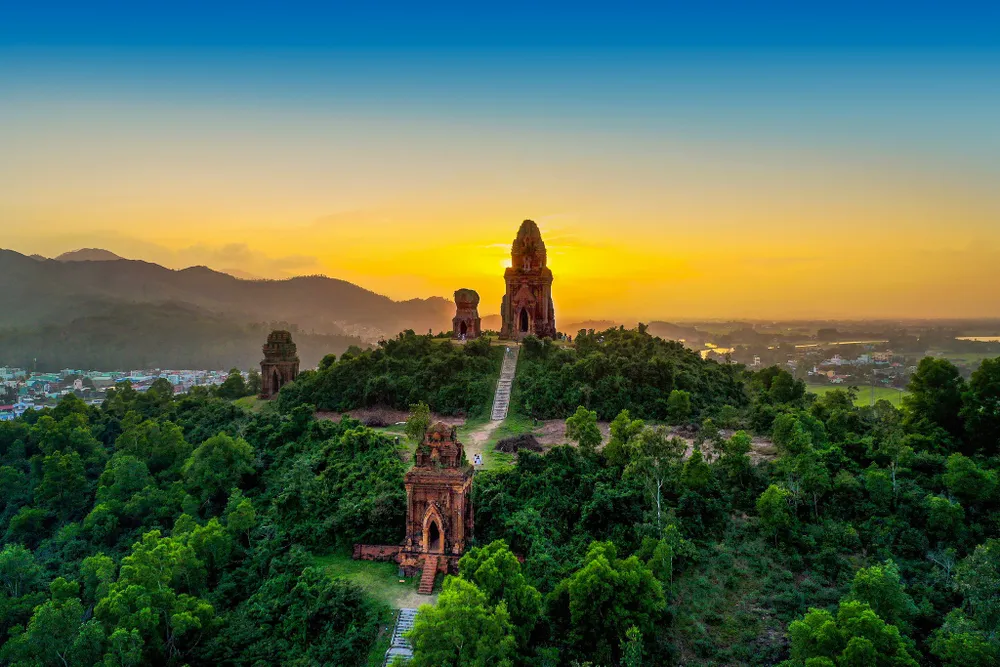 Toàn cảnh tháp Chăm Bánh Ít. Ảnh: NGUYỄN DŨNG