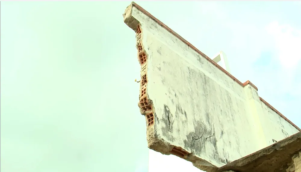 Công trình kết nối nhà ở người dân ven biển Gành đỏ bị sóng đánh hư hại Công trình kết nối nhà ở người dân ven biển Gành đỏ bị sóng đánh hư hại