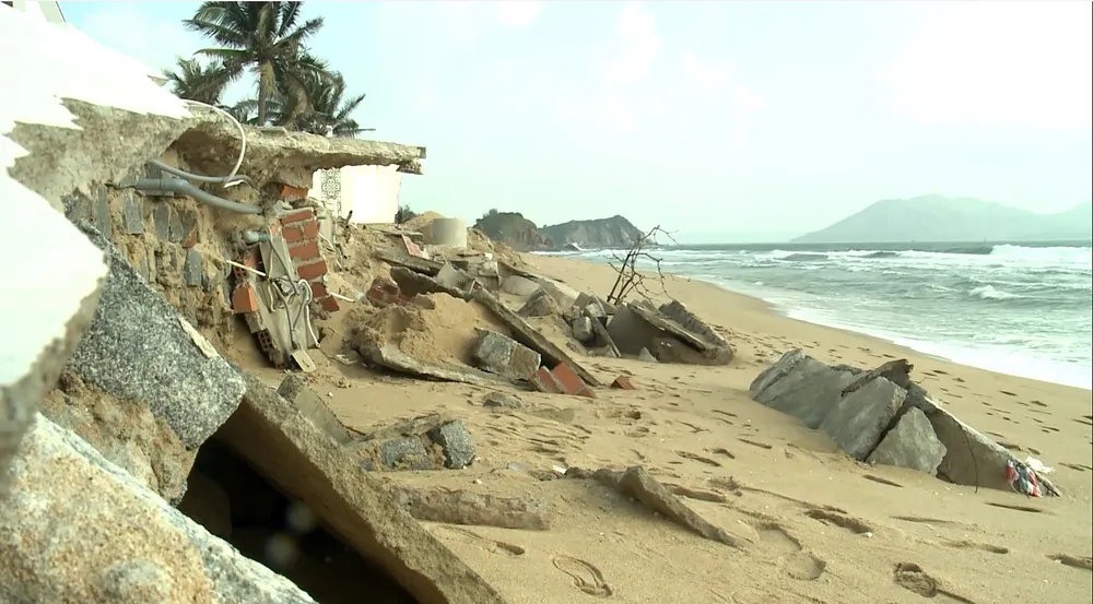 Các khối bê tông, cốt thép trước bờ biển Gành Đỏ bị sóng đánh tan hoang Các khối bê tông, cốt thép trước bờ biển Gành Đỏ bị sóng đánh tan hoang
