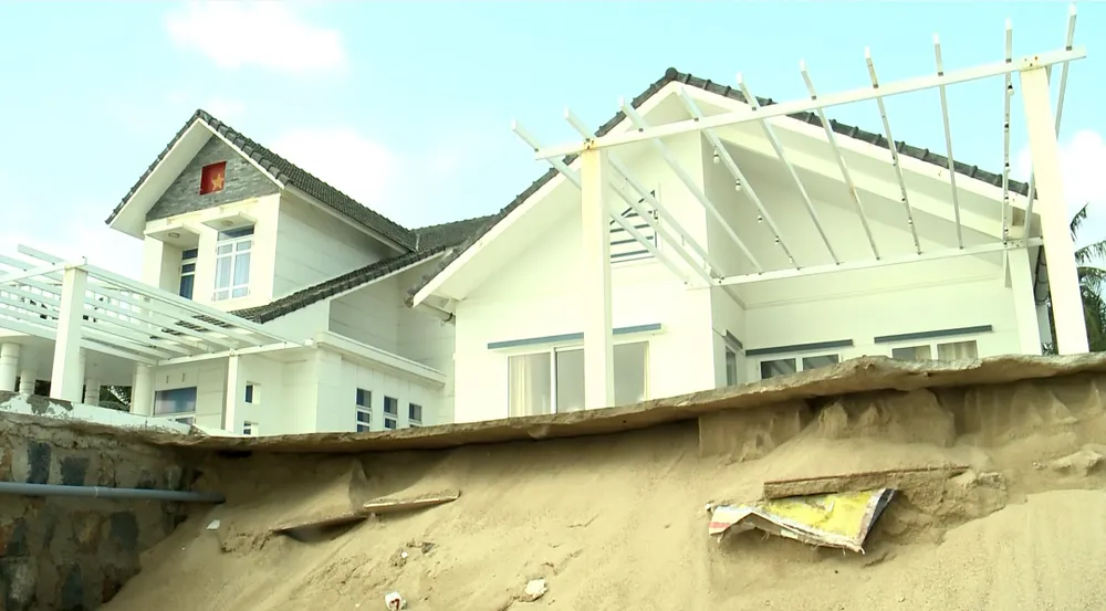 Những căn biệt thự trước biển đang bị uy hiếp Những căn biệt thự trước biển đang bị uy hiếp